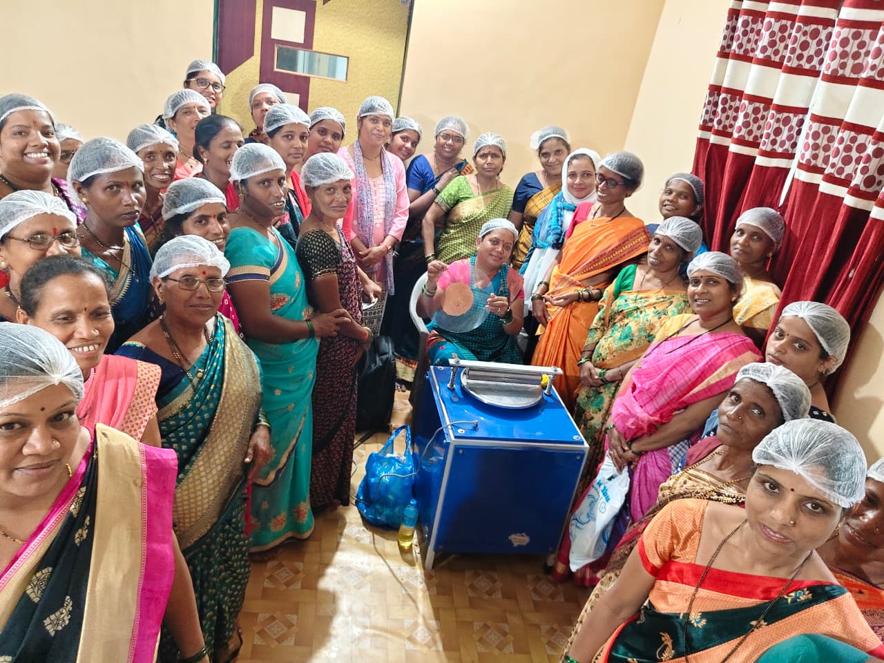 महिलांना पापड मशीन बद्दल प्रशिक्षण 
