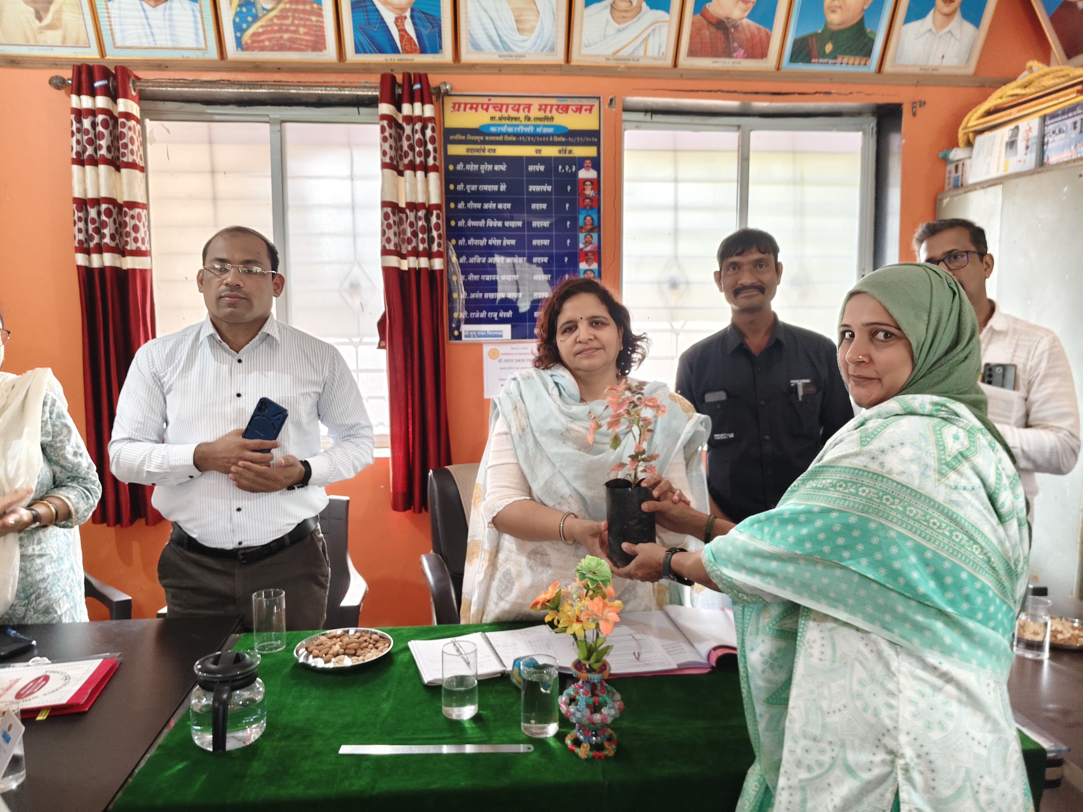 ग्रामपंचायत माखजन येथे रत्नागिरी जिल्ह्याच्या मुख्य कार्यकारी अधिकारी मॅडम मुख्यमंत्री समृद्ध पंचायत राज अभियानाच्या अनुषंगाने ग्रामपंचायतमध्ये भेट देण्यासाठी उपस्थित राहिल्या होत्या