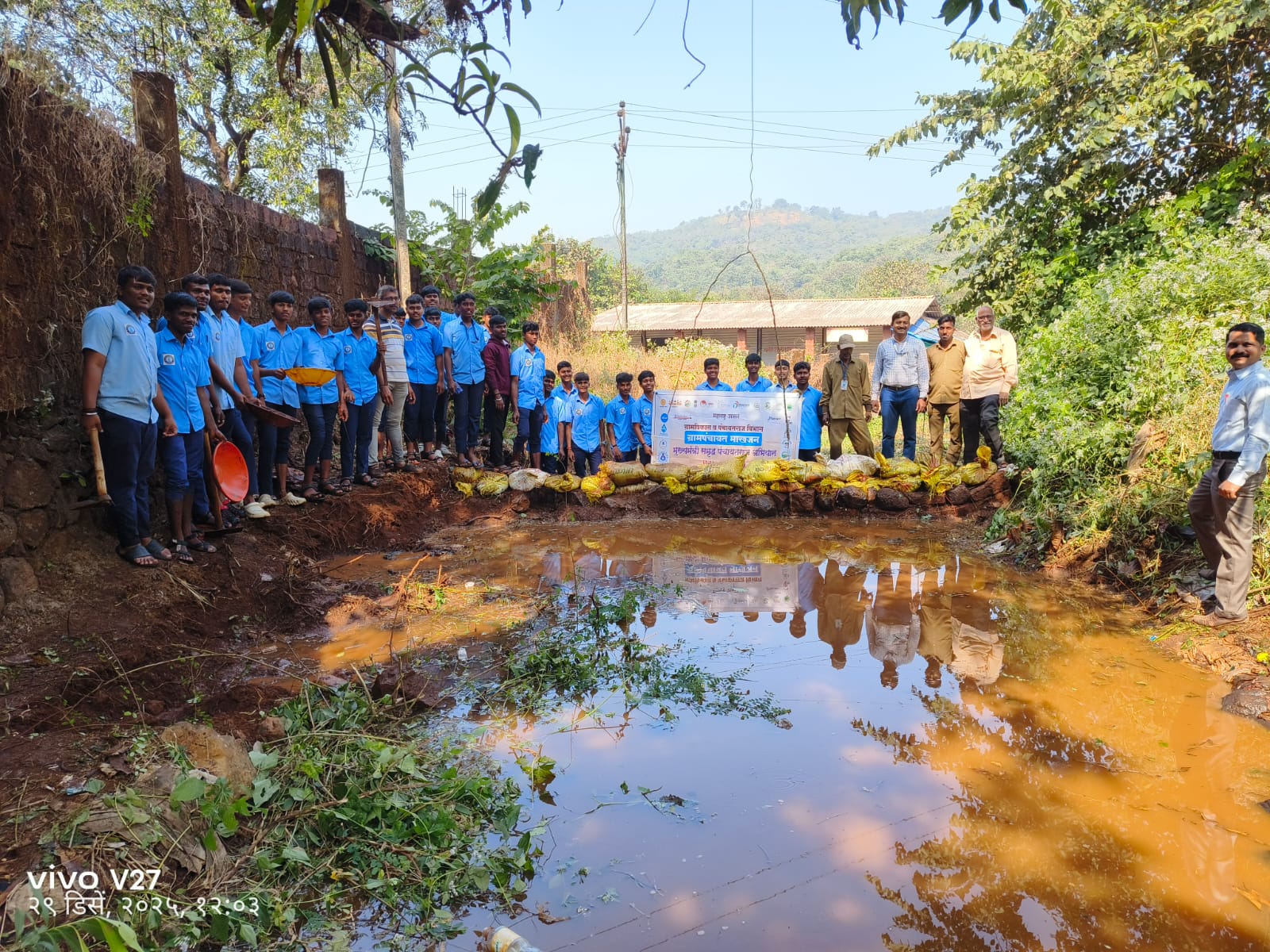 माखजन श्रमदानातून वनराई बंधारे